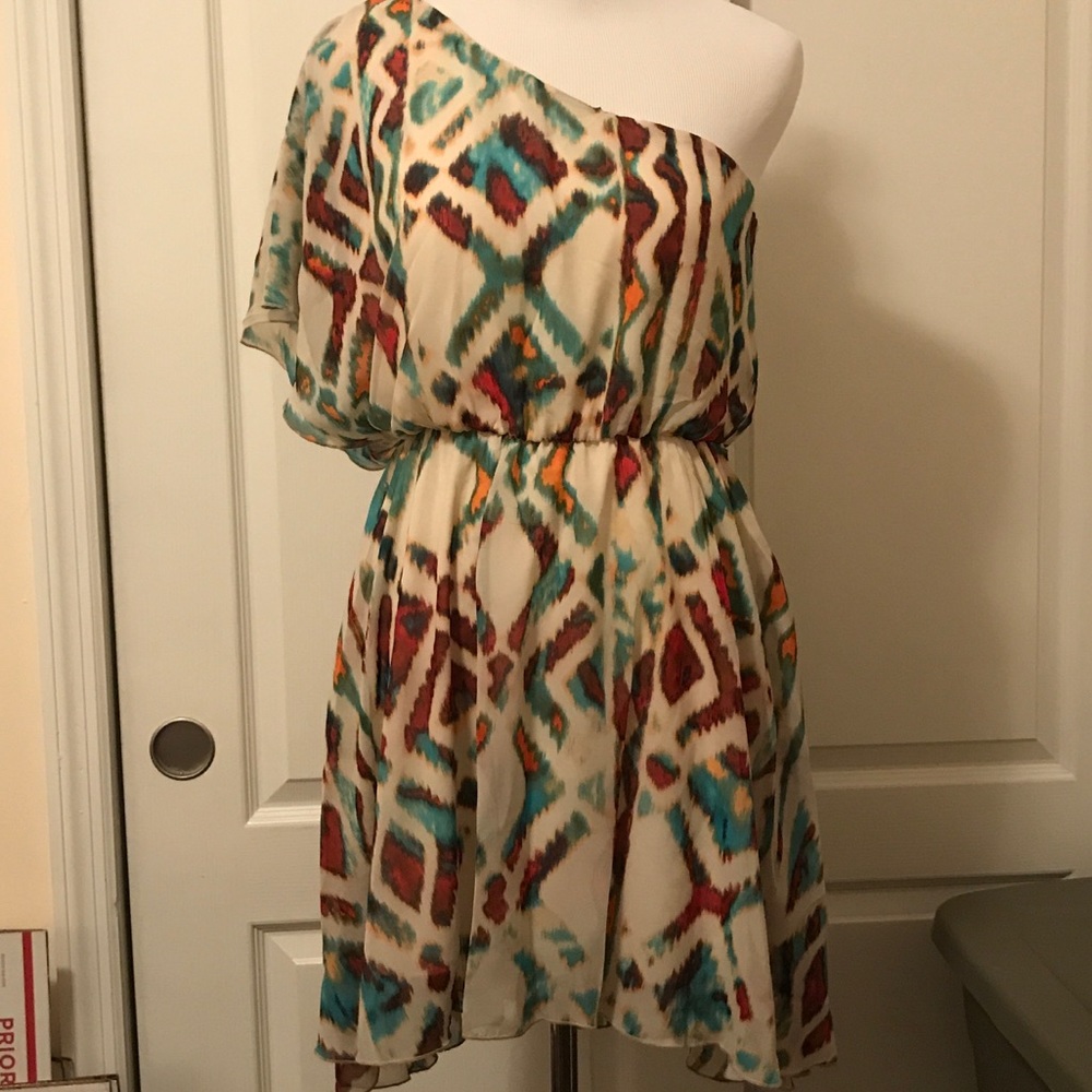 One shoulder chiffon dress